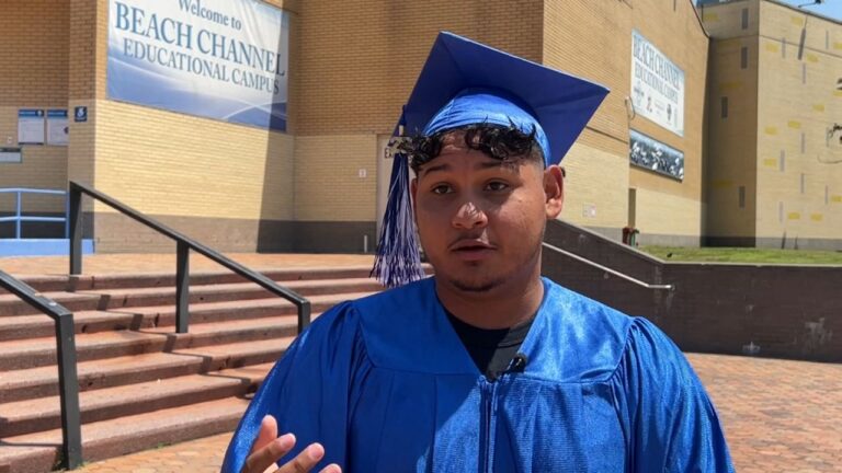 Historias de inmigrantes: Deyvid Robles, graduado