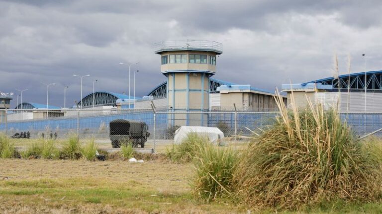 Ecuador: 90 guardias penitenciarios tomados como rehenes por reclusos en cinco prisiones en medio de una crisis de seguridad