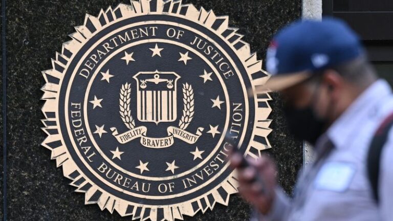 El FBI buscó el nombre del senador estadounidense que enfrenta una amenaza extranjera en el último uso indebido de la base de datos de inteligencia