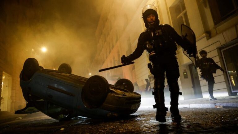 El alcalde dice que la casa fue ‘atascada’ e incendiada mientras Francia detiene a cientos de manifestantes más