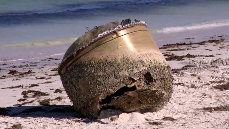 El cilindro misterioso en la playa de Australia Occidental podría ser basura espacial, dicen las autoridades