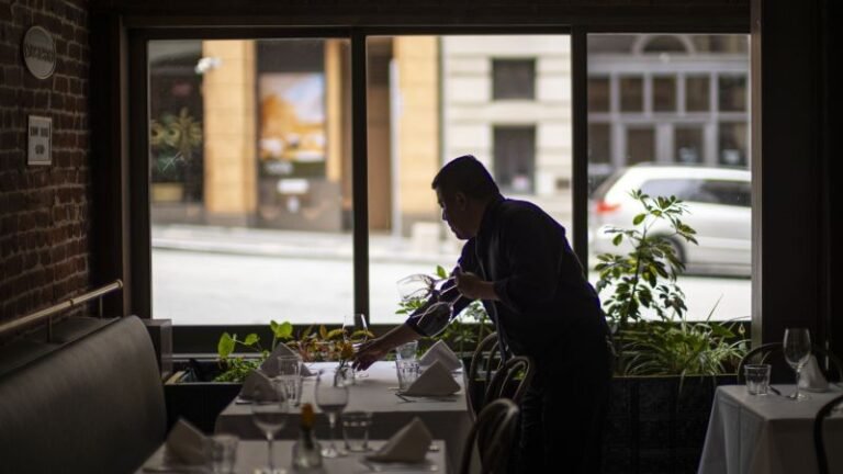 El número de pequeñas empresas que suben los precios cayó al nivel más bajo desde marzo de 2021