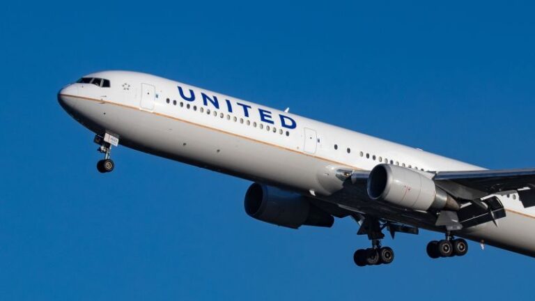 El tobogán de evacuación de United se cae del avión y cae en un vecindario cerca del Aeropuerto Internacional O’Hare de Chicago