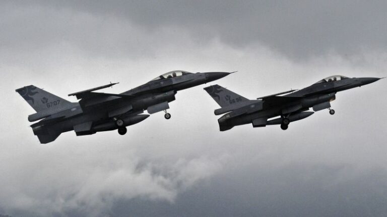Estados Unidos da ‘luz verde’ a los países europeos para entrenar a soldados ucranianos en aviones de combate F-16, dice funcionario de Biden