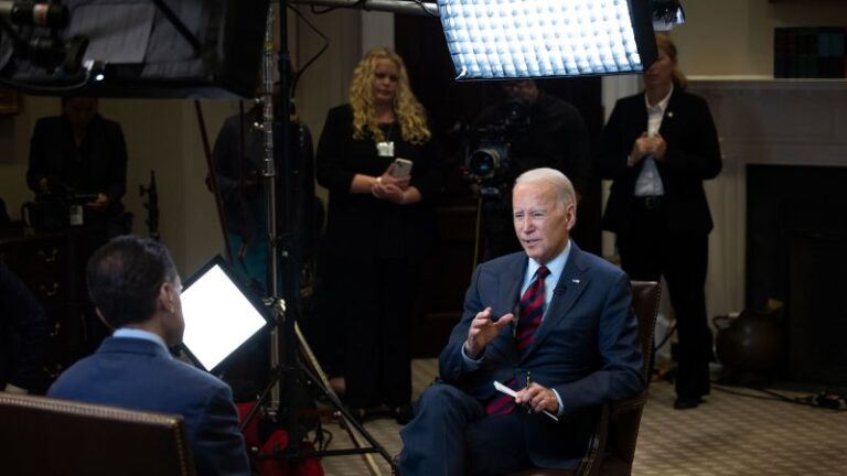 Exclusivo de CNN: Biden dice que la guerra con Rusia debe terminar antes de que la OTAN pueda considerar la membresía de Ucrania
