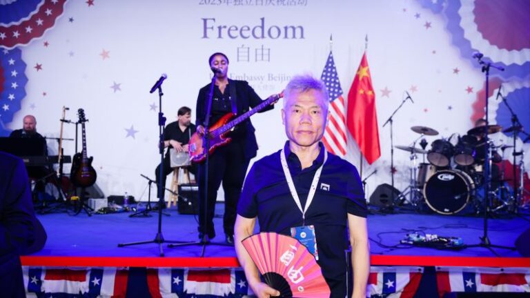 Experto chino ‘antiestadounidense’ enfrenta críticas por asistir a la fiesta del Día de la Independencia en la embajada de EE. UU. en Beijing