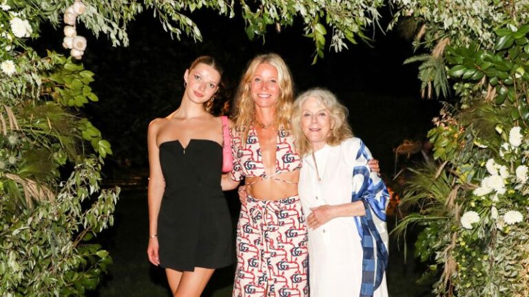 Gwyneth Paltrow posa con su hija Apple Martin en evento de Goop