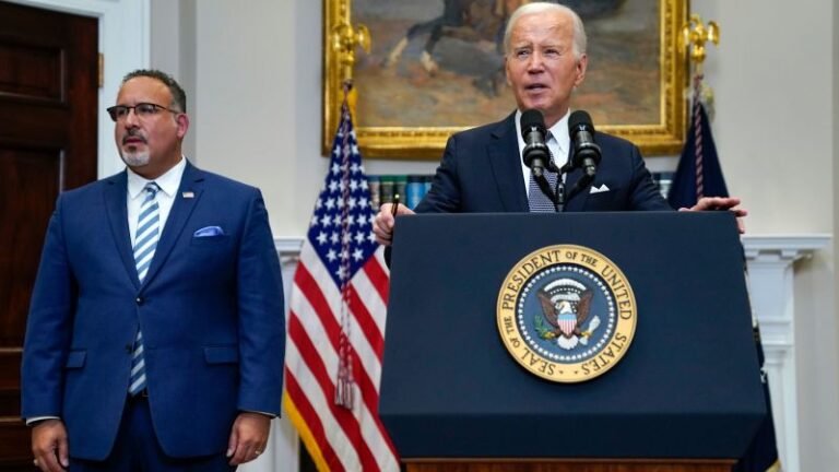 La administración de Biden anuncia $ 39 mil millones en alivio de la deuda estudiantil luego de arreglos administrativos