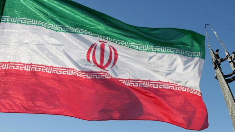La Marina de EE. UU. dice que Irán capturó un posible barco de contrabando en el Golfo Arábigo