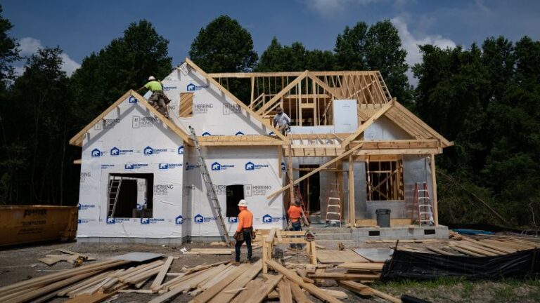 La construcción de viviendas nuevas cayó un 8% en EE. UU. el mes pasado