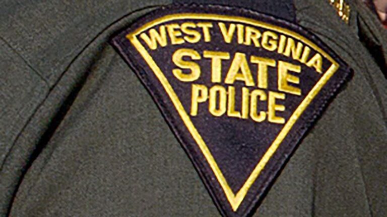 La policía estatal de Virginia Occidental grabó videos de mujeres en las duchas y casilleros de la academia, dice la demanda