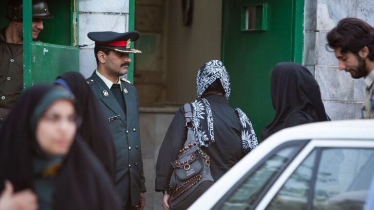 La policía moral de Irán reanuda las patrullas con pañuelos en la cabeza, dicen los medios estatales