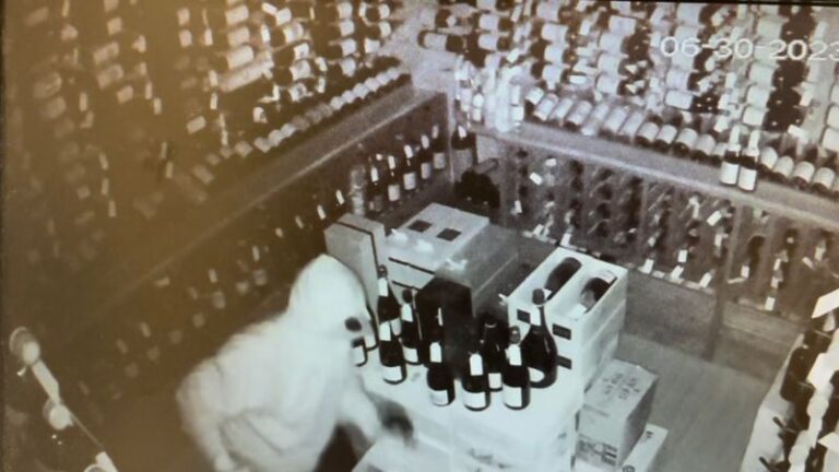 Ladrón irrumpe en una tienda de vinos de California a través del techo y roba botellas raras y caras, dice la tienda