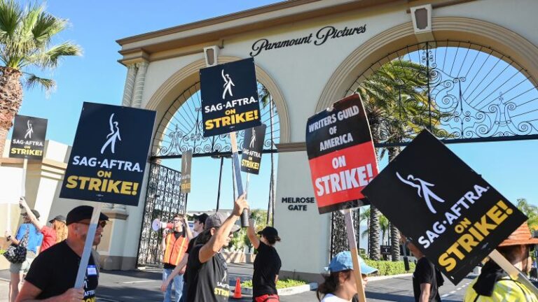 Las huelgas amenazan con más contratiempos para Hollywood en medio de un verano de fracasos en la taquilla