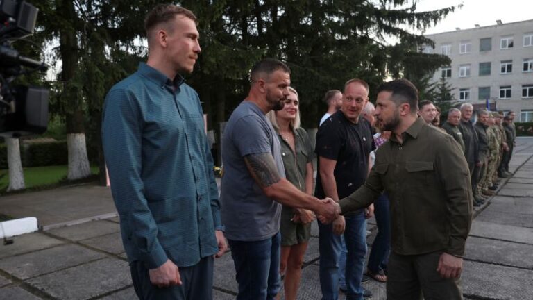Líderes de Azovstal liberados en intercambio de prisioneros prometen regresar al campo de batalla en Ucrania
