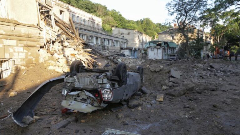 Los ataques rusos nocturnos en Odesa causaron daños estructurales significativos y destruyeron una iglesia