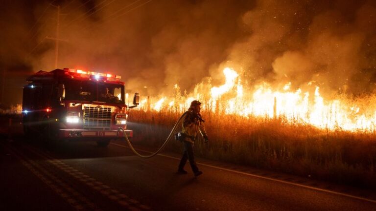 Los bomberos de California luchan contra varios incendios forestales en el condado de Riverside en medio del calor extremo