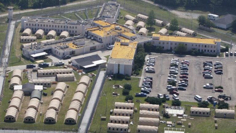 Los menores de Luisiana recluidos en el antiguo corredor de la muerte sufren calor peligroso y aislamiento de rutina, según documentos judiciales