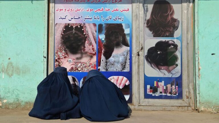 Los talibanes agravan la miseria de las mujeres en Afganistán con la orden de cerrar todos los salones de belleza