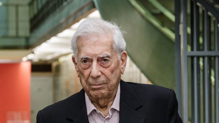 Mario Vargas Llosa, novelista ganador del Nobel, hospitalizado con Covid-19