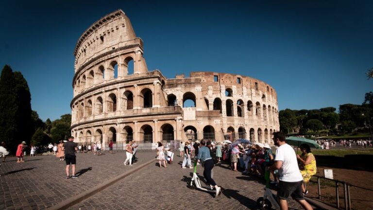 Más turistas atrapados desfigurando el antiguo Coliseo de Roma en medio de una serie de incidentes