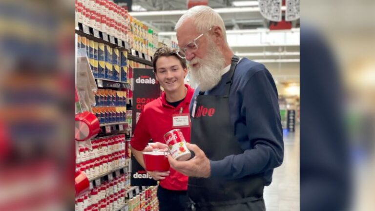 Mientras Lana Del Rey atendía a los clientes en un Waffle House, David Letterman estaba empacando comestibles en Iowa