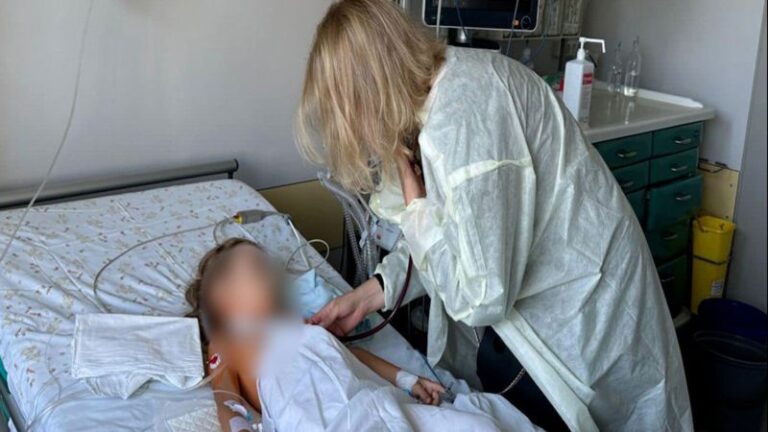 Niña recibe el corazón de un niño de 4 años en el primer trasplante de este tipo en Ucrania, a pesar de la guerra