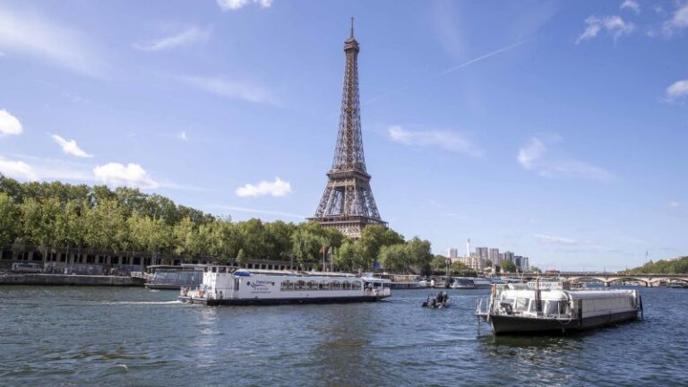 Torre Eiffel evacuada y cerrada por mensaje de alerta de bomba