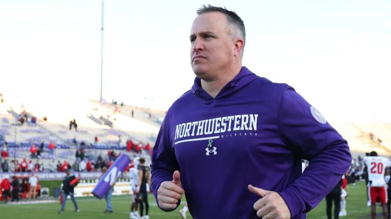 Pat Fitzgerald: Northwestern suspende al entrenador en jefe de fútbol por 2 semanas luego de una investigación sobre acusaciones de novatadas