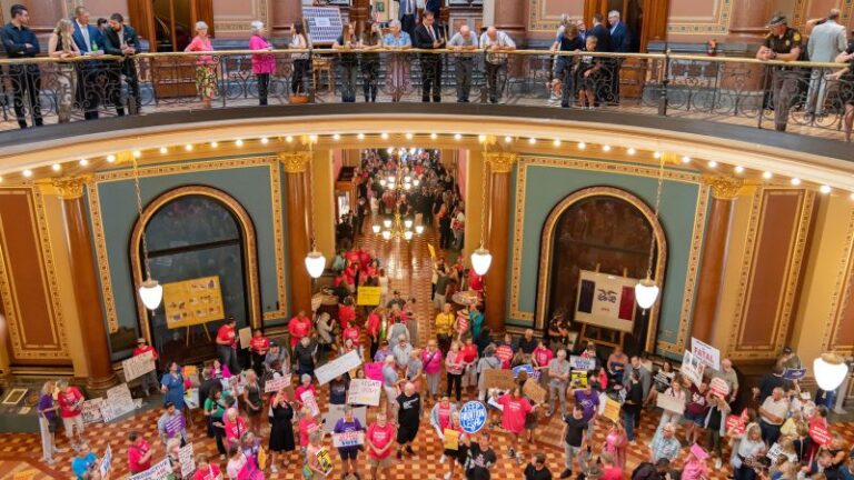Republicanos de Iowa avanzan prohibición de aborto de 6 semanas en sesión especial