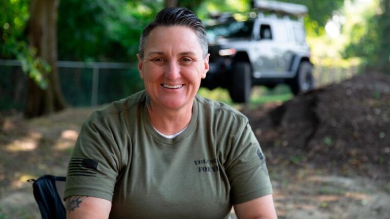 Sirviendo a quienes sirvieron a nuestro país: Conozca a la mujer de Carolina del Norte que encontró su propósito al ayudar a los veteranos sin hogar