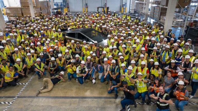 Tesla construye su primer Cybertruck cuatro años después de revelar el prototipo