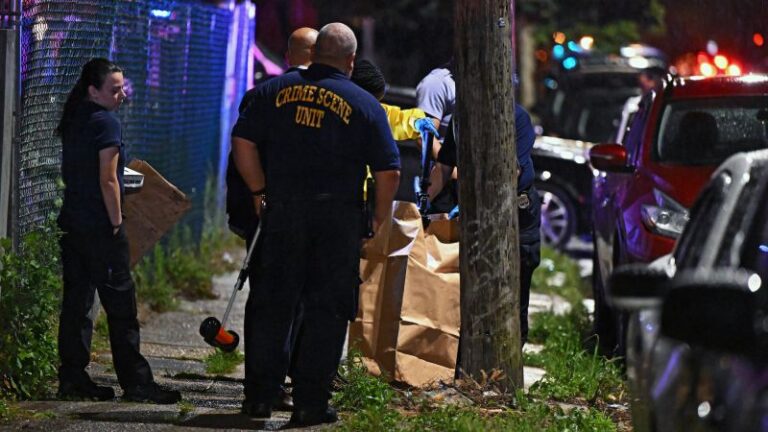 Tiroteo en Filadelfia: los investigadores buscan el motivo del tiroteo que se cree que dejó 5 muertos y 2 niños heridos