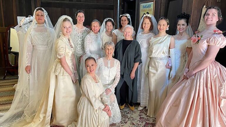 Una restauradora de vestidos de novia exhibe más de 150 años de historia