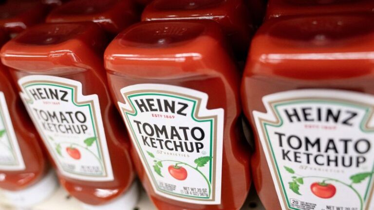 ¿A heladera o no heladera?  La compañía de ketchup aclara cómo los clientes deben almacenar el popular condimento