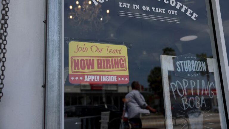 A pesar de la revisión a la baja de 306.000 puestos de trabajo, el mercado laboral estadounidense sigue en alza