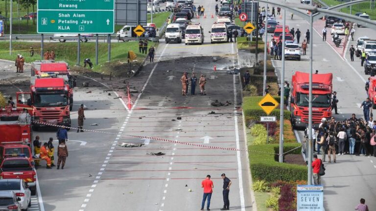 Accidente aéreo en Malasia: al menos 10 muertos después de que un avión ligero se estrelle en la autopista al norte de Kuala Lumpur