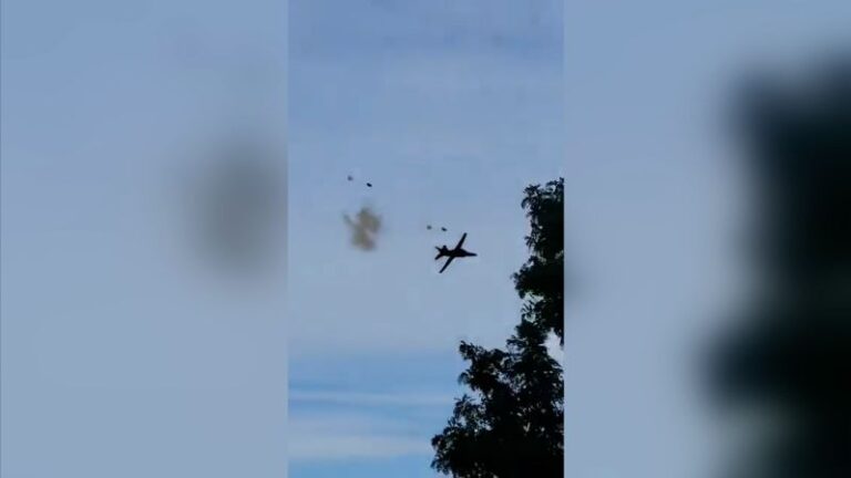 Accidente de avión Thunder Over Michigan: 2 personas aterrizan de manera segura en Belleville Lake después de ser expulsados ​​​​del avión MiG-23