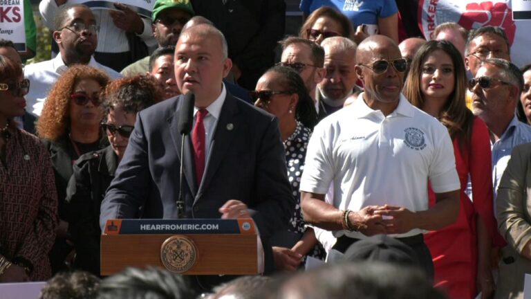 NY presiona a Biden para dar permisos de trabajo a inmigrantes