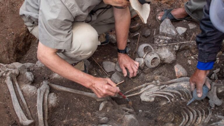 Arqueólogos encuentran en Perú la tumba de un sacerdote de 3.000 años de antigüedad