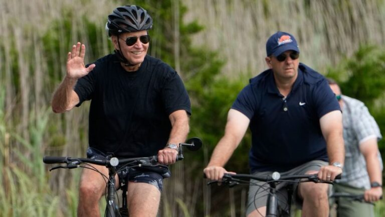 Biden pasó agosto intentando escapar de Washington.  Pero la realidad del otoño le espera
