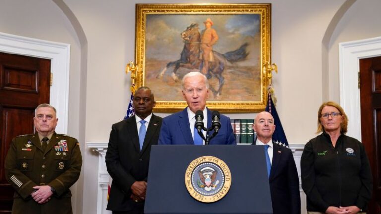 Biden promete una respuesta federal duradera a los incendios de Idalia y Maui y envía una advertencia al Partido Republicano