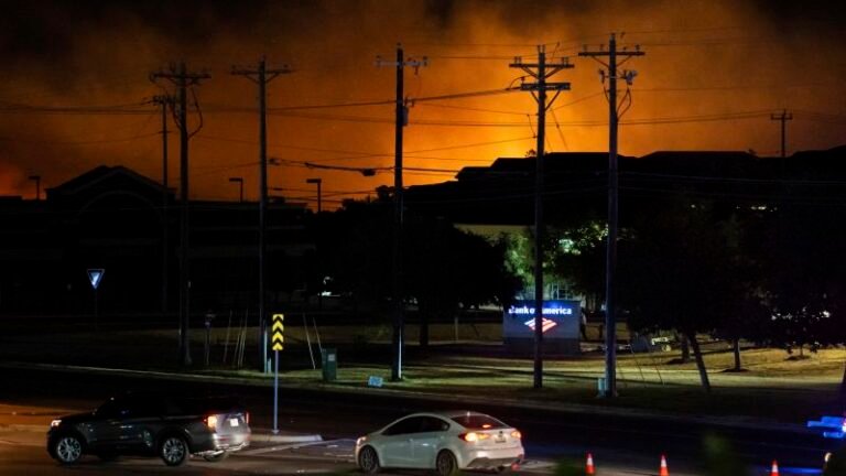 Cedar Park: el incendio forestal en el área de Austin está contenido en un 85% después de destruir un edificio de apartamentos y dañar a otros