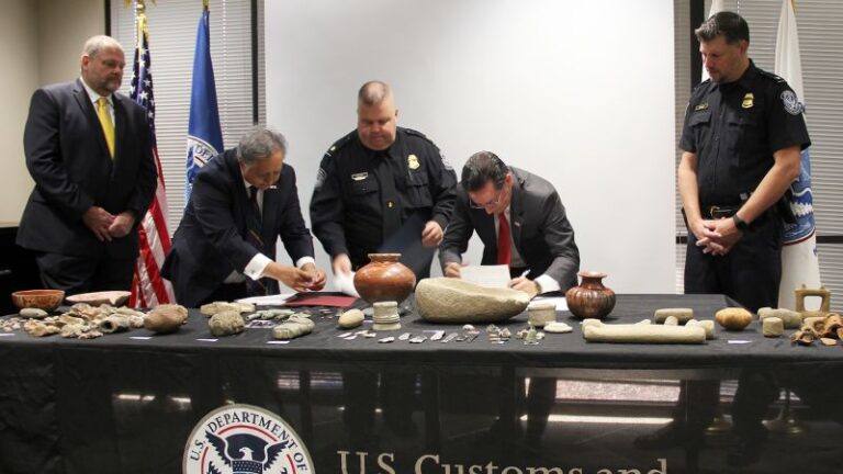 Cientos de artefactos históricos mexicanos fueron detenidos y devueltos a México por la CBP de EE. UU.