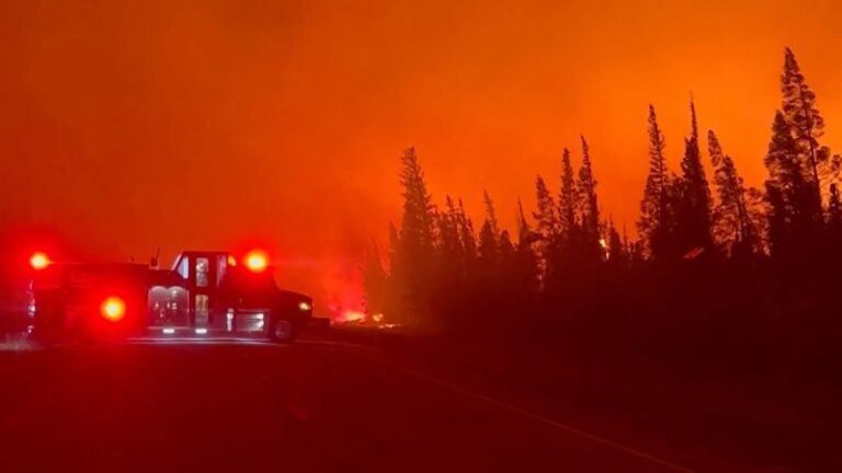 Cientos de incendios forestales en los Territorios del Noroeste de Canadá provocan evacuaciones en lo que las autoridades llaman una «situación de crisis».