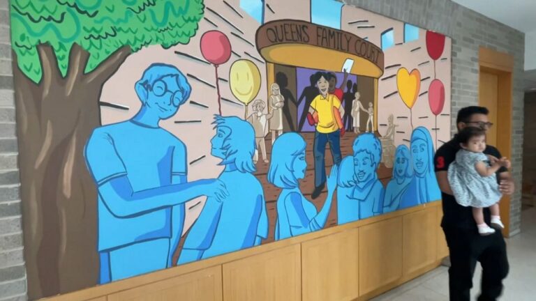 Estudiantes pintan murales en sala Corte de Familia