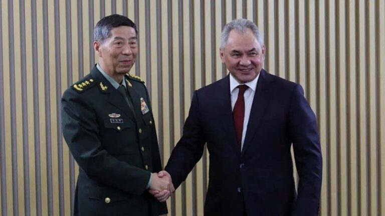 El ministro de defensa de China, Li Shangfu, advierte contra ‘jugar con fuego’ en Taiwán durante la reunión con Rusia