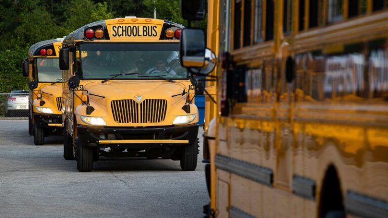 El sistema escolar de Kentucky cierra después de que el ‘desastre de transporte’ deja a los niños en los autobuses y en las escuelas durante horas