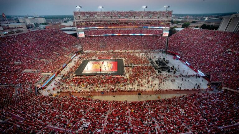 El voleibol de Nebraska establece un récord mundial de asistencia a un evento deportivo femenino, con más de 92.000 personas, dice la escuela