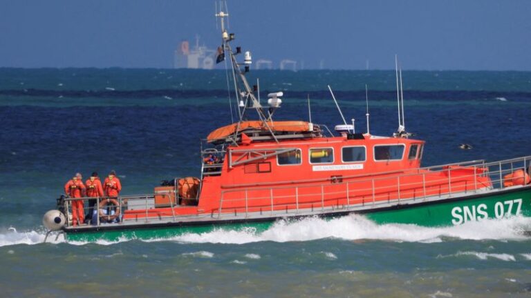 Embarcación de migrantes se hunde en el Canal de la Mancha y deja 6 muertos